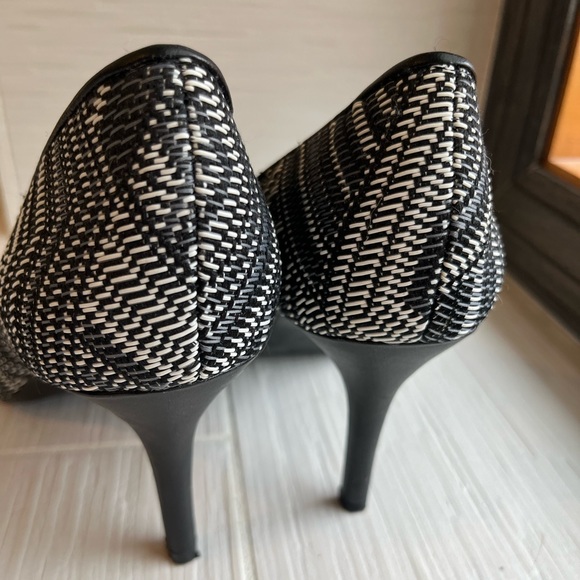 Women’s size 8B BCBG Paris black and white high heels - Picture 3 of 7